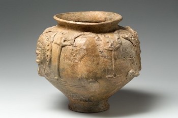 Göttervase mit verschiedenen keltischen Gottheiten, deren Identität unklar ist, Ende 2./ Anfang 3. Jahrhundert n. Chr., Fundort: Troisdorf, Fliegenberg